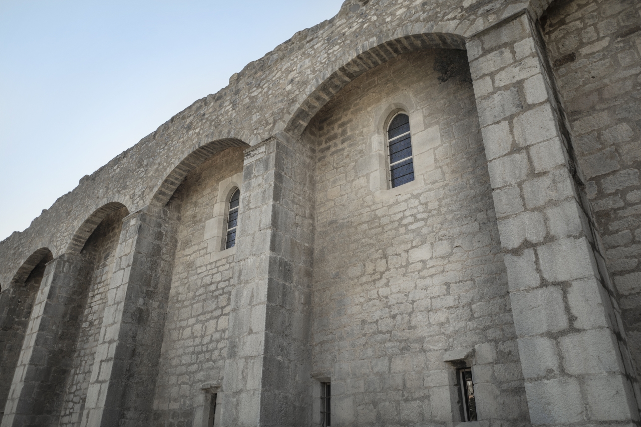 Façade est fortifiée de l'Abbaye de Lagrasse © Idriss Bigou-Gilles