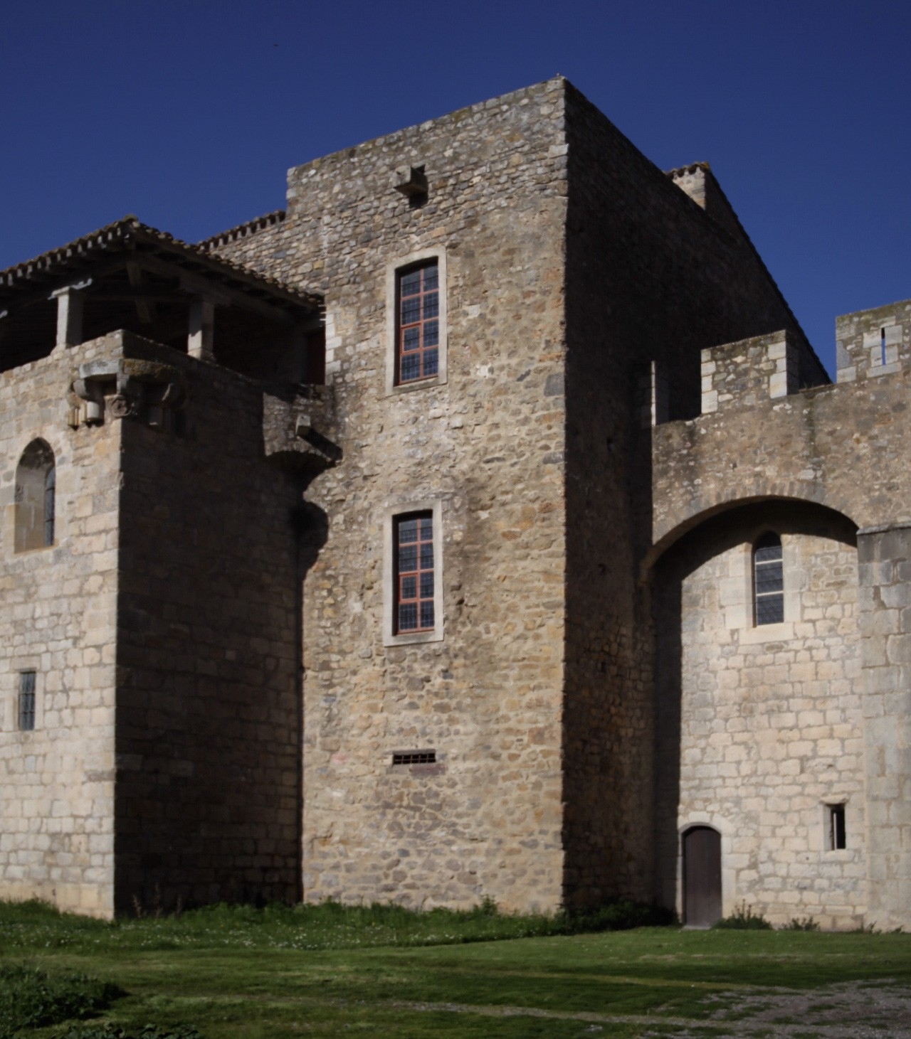 Tour préromane Abbaye de Lagrasse © Anne Yuyu